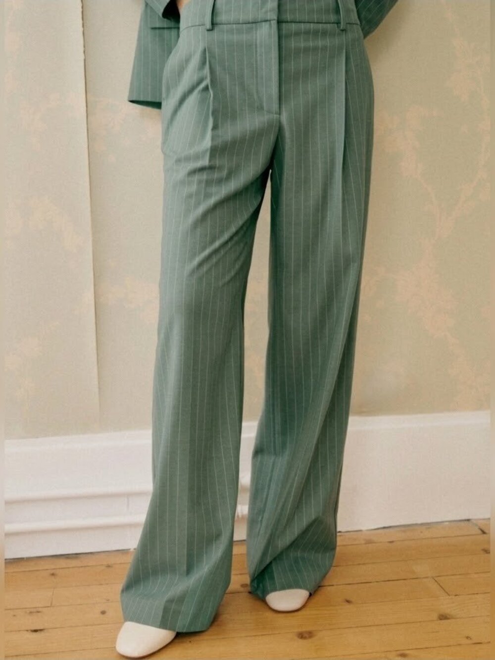 NWT Sezane Rodriguo Trouser in Green Fine Ecru Stripe Pleated Pants 36 / 4
